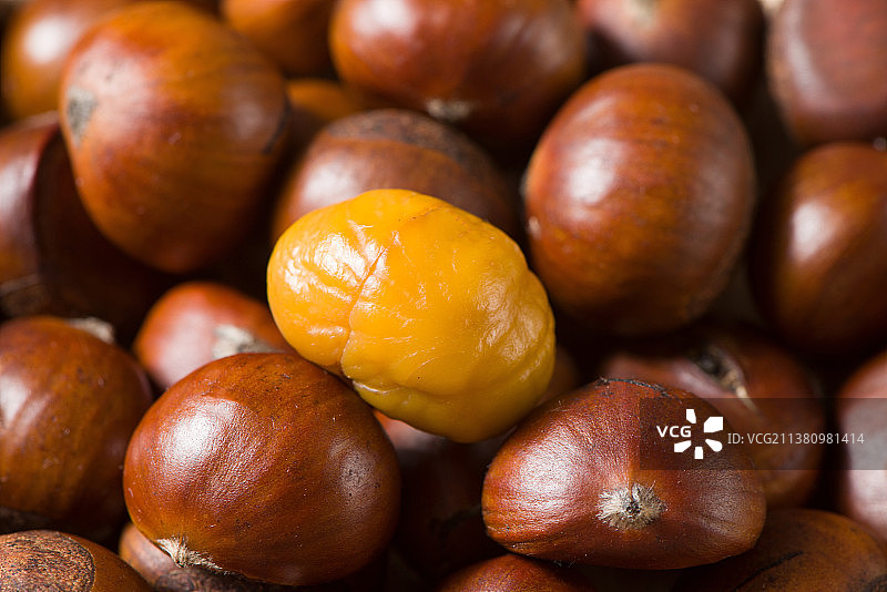 剥开的糖炒栗子特写图片素材