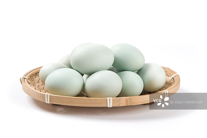 白色背景上的咸鸭蛋图片素材