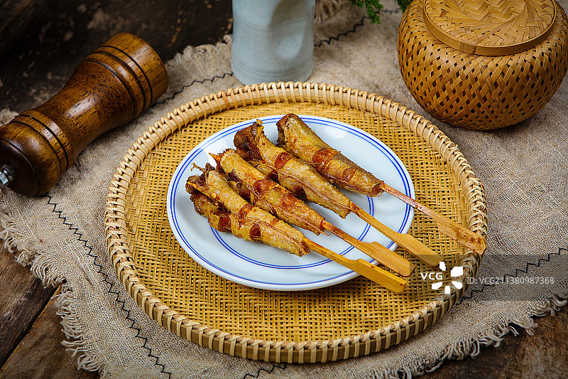美味酥脆的炸串小鱼图片素材