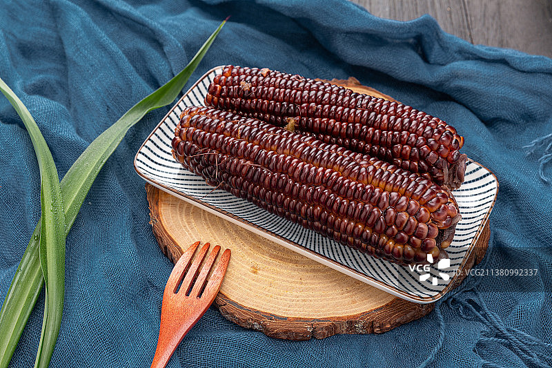 盘子里的东北甜黏黑糯玉米图片素材