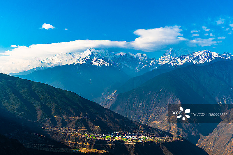 梅里雪山，深山峡谷里的小村图片素材