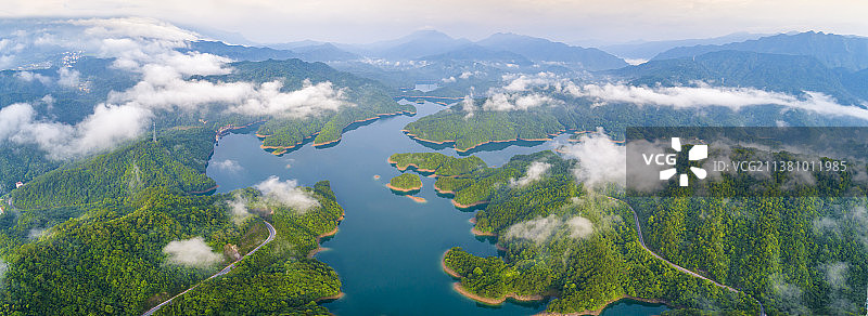 俯瞰生态湖泊，云雾缭绕，山清水秀图片素材
