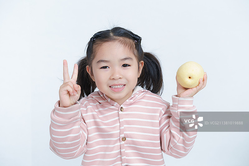 手托着雪梨的小女孩图片素材