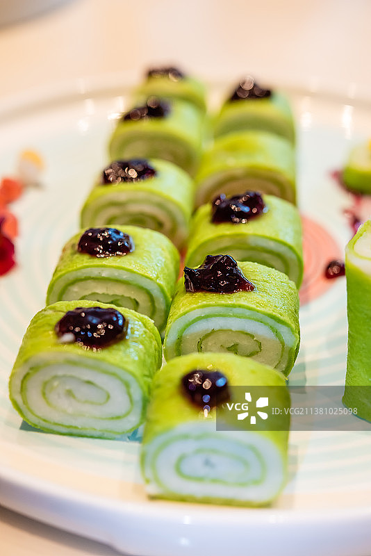 一盘蓝莓抹茶山药卷图片素材