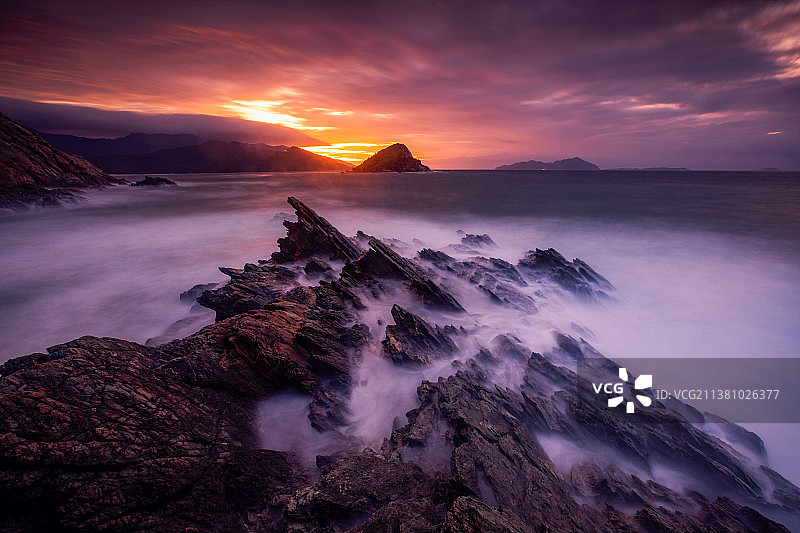 晴辉间今雨，滔浪雪千岩图片素材