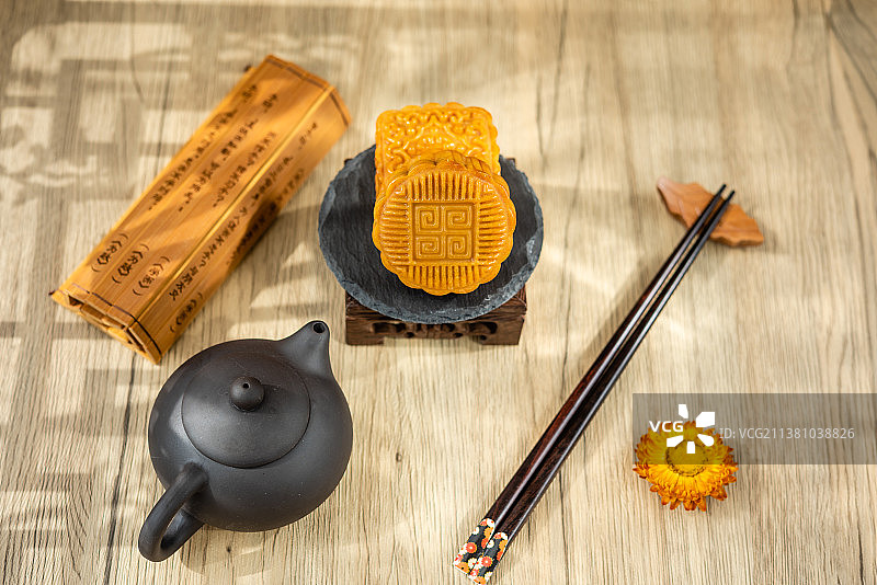 窗前紫砂壶竹简中国风背景上的月饼图片素材