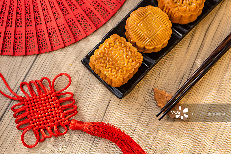 窗前紫砂壶竹简中国风背景上的月饼图片素材