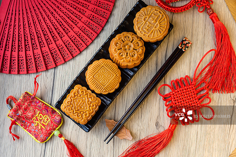 窗前紫砂壶竹简中国风背景上的月饼图片素材