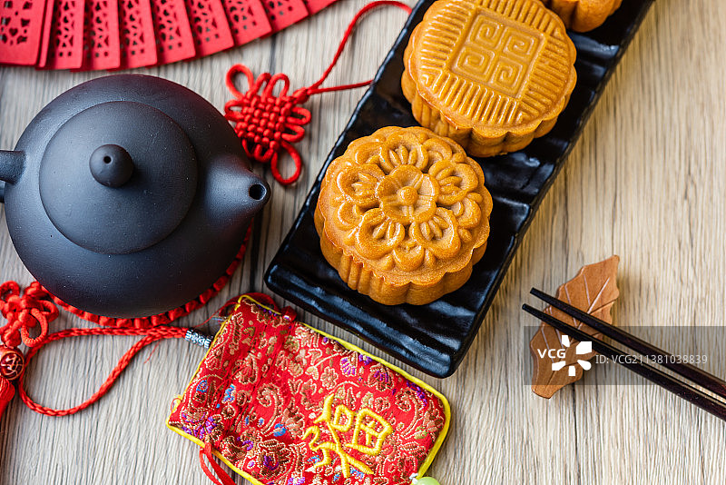 窗前紫砂壶竹简中国风背景上的月饼图片素材