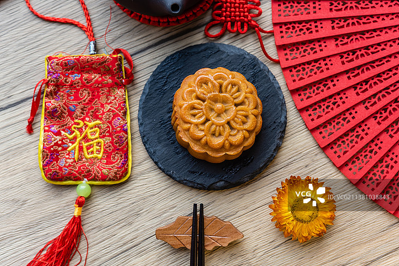 窗前紫砂壶竹简中国风背景上的月饼图片素材