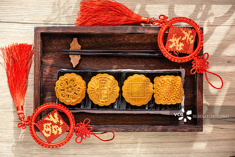 窗前中国风背景上的五仁月饼图片素材