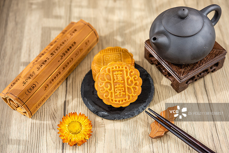 中国风背景上的广式莲蓉蛋黄月饼图片素材