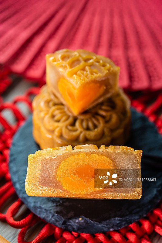 中国风背景上的广式莲蓉蛋黄月饼图片素材