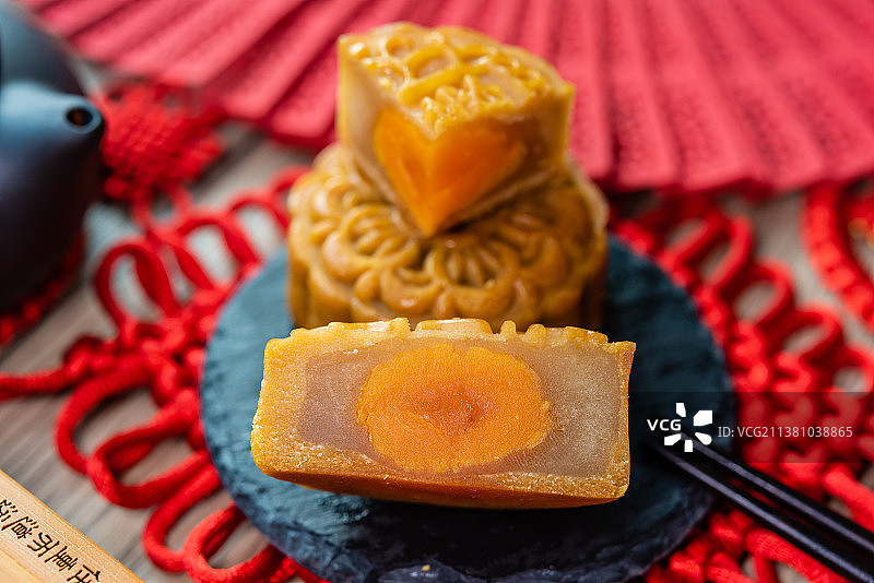中国风背景上的广式莲蓉蛋黄月饼图片素材
