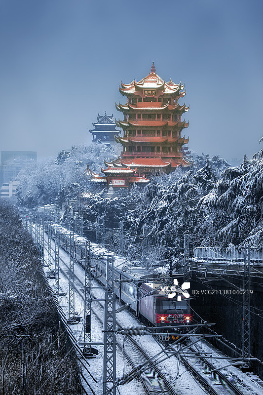 古今同窗：黄鹤楼与和谐号列车图片素材