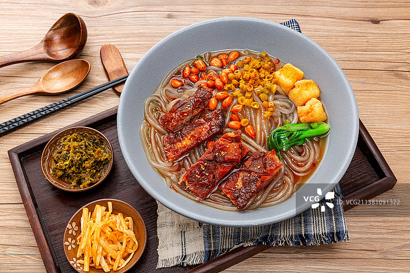 叉烧排骨酸辣粉图片素材
