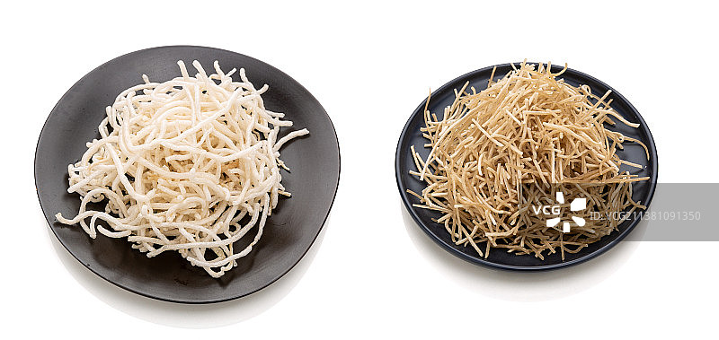 白色背景上的碎粉条和油炸后的粉条图片素材