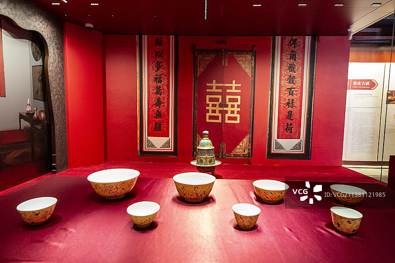 北京故宫陶瓷馆：清代晚期大婚成套用瓷（指同一花色按不同器形烧造不同尺寸的碗、盘、盒、花盆等生活用瓷）图片素材