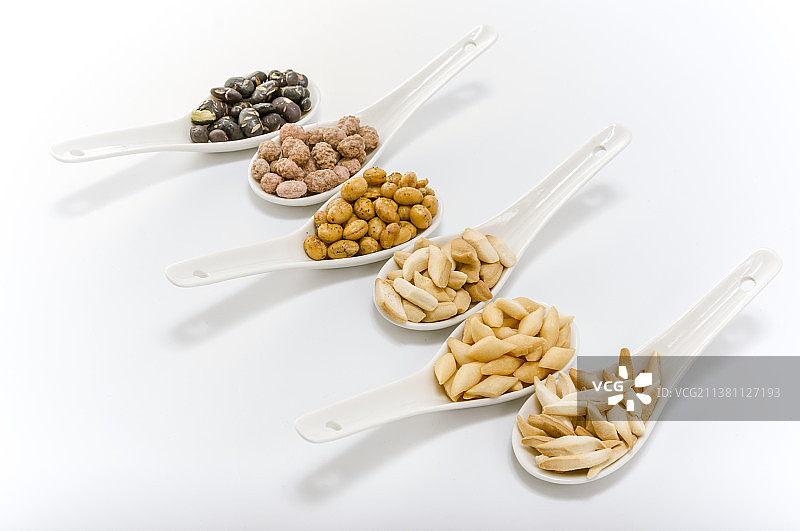 棚拍白色背景的面食点心零食图片素材