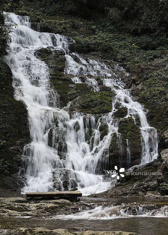 重庆綦江黑山谷景区的瀑布图片素材