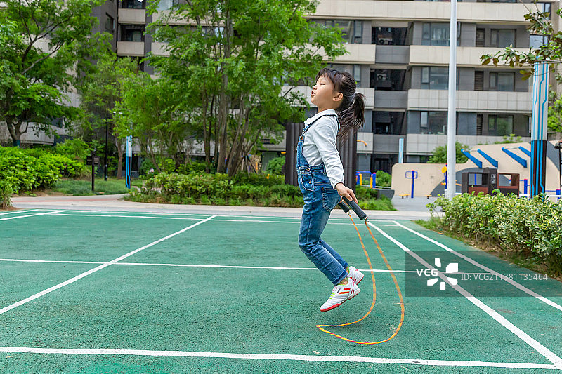 在户外跳绳的亚洲小女孩图片素材