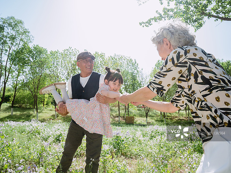 爷爷奶奶和孙女在公园玩耍图片素材