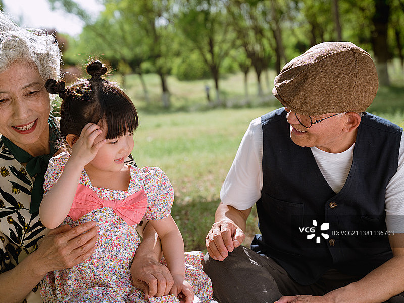 爷爷奶奶和孙女在公园玩耍图片素材