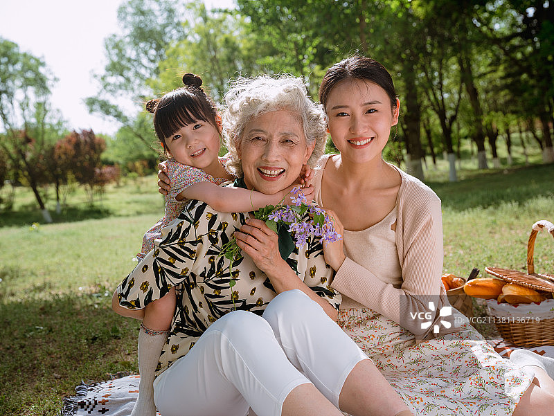 奶奶妈妈和孙女在公园玩耍图片素材