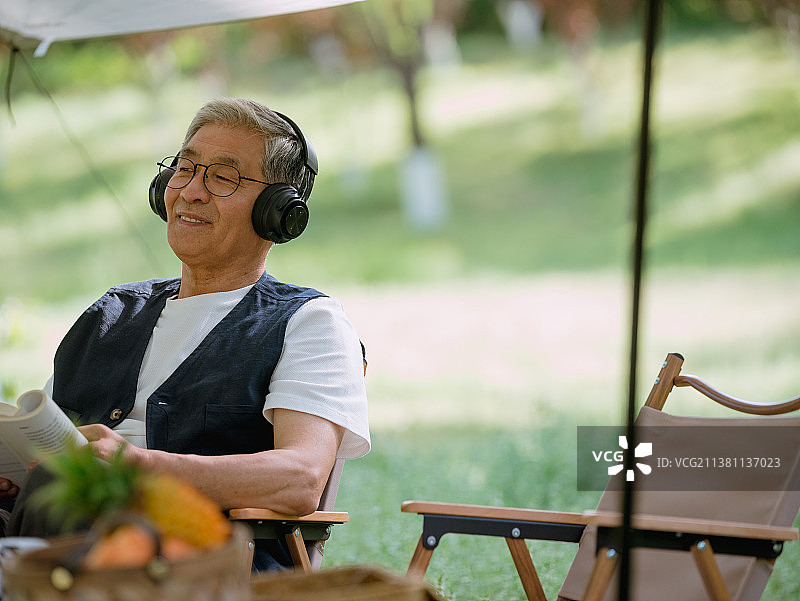 老年男人在露营地读书图片素材