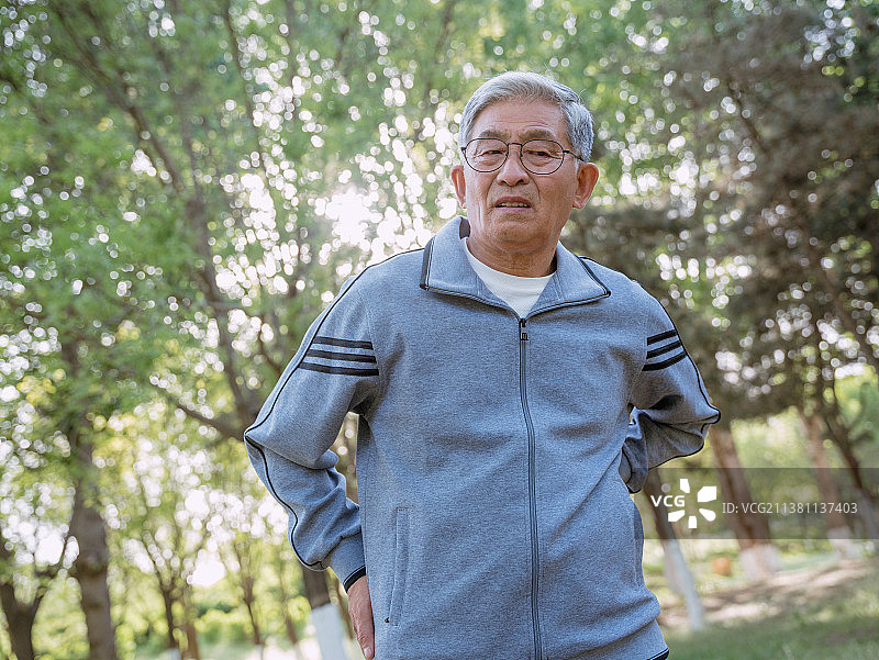 老年男人在公园锻炼身体不舒服图片素材