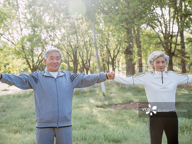 老年夫妇在公园锻炼图片素材