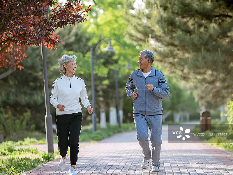 老年夫妇在公园跑步图片素材