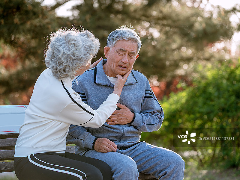 老年夫妇在公园生病了图片素材
