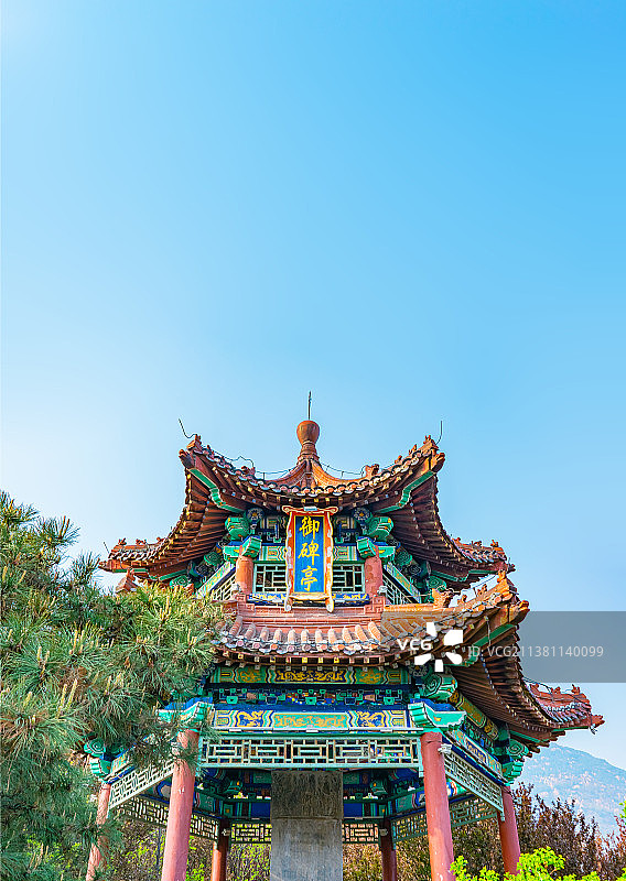 中国山东省泰安市泰山区龙泽湖公园，中国园林里的古代建筑御碑亭外立面，户外无人图像摄影图片素材