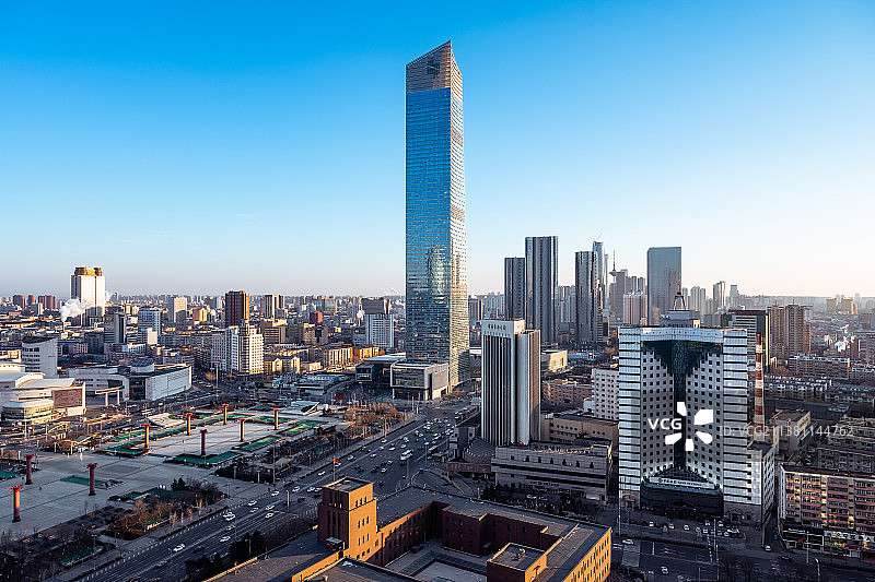 冬季下午蓝天中的沈阳市府恒隆广场写字楼和城市天际线图片素材
