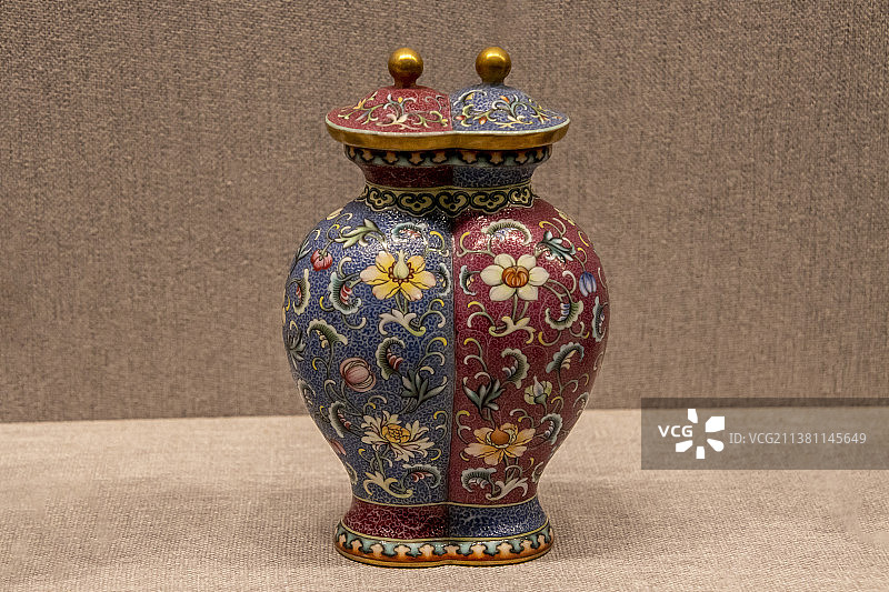 北京故宫陶瓷馆（武英殿）：胭脂红蓝地轧道粉彩折枝西洋花纹双联瓶【清乾隆（1736—1795年）】图片素材