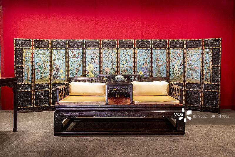 北京故宫陶瓷馆（武英殿）：紫檀坐榻和十二月花卉纹围屏图片素材