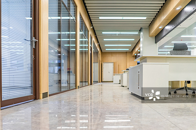 中国市民之家市政服务大厅，社会保障卡服务网点环境拍摄主题，办公室办公桌和柜台服务窗口，室内无人图像图片素材