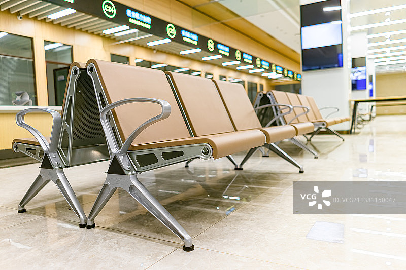 中国市民之家市政服务大厅室内环境拍摄主题，一排整齐的重复的长椅座位，室内无人图像摄影图片素材