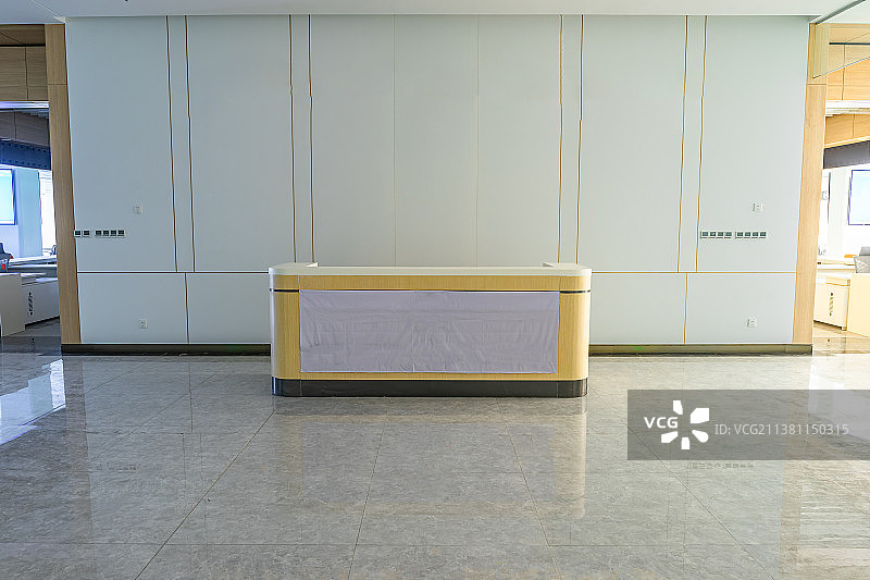 中国公司企业前台拍摄主题，白色的墙壁和前台的办公桌，室内无人图像摄影图片素材
