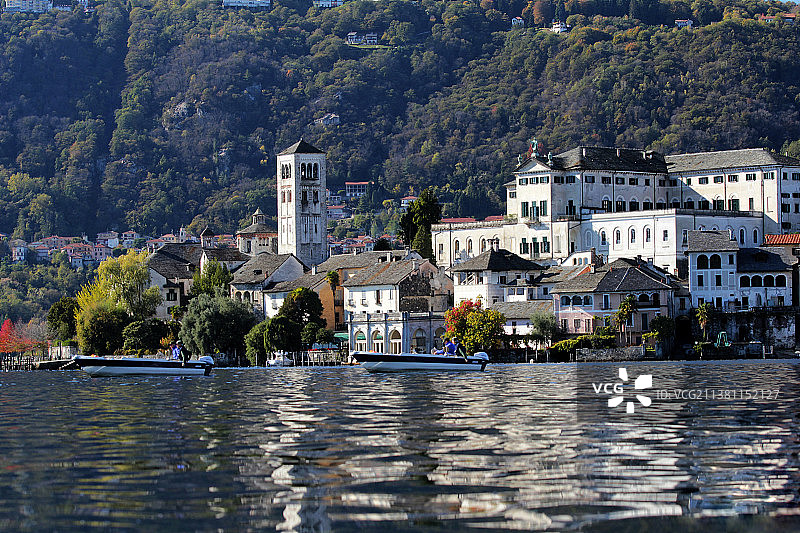 意大利皮埃蒙特奥尔塔圣朱利奥城市河流风光图片素材