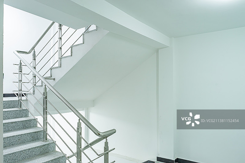 中国写字楼办公室室内环境拍摄主题，安全通道和重复的台阶楼梯，室内无人图像摄影图片素材