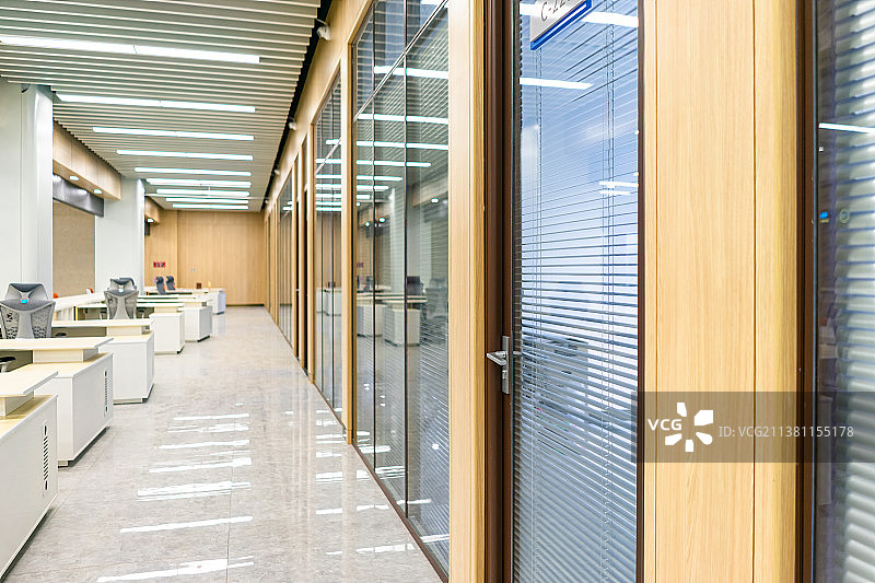 中国市民之家市政服务大厅，社会保障卡服务网点环境拍摄主题，办公室办公桌和柜台服务窗口，室内无人图像图片素材