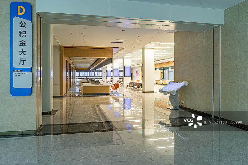 中国市民之家市政服务大厅，社保公积金服务网点室内环境拍摄主题，营业厅和柜台服务窗口，室内无人图像摄影图片素材