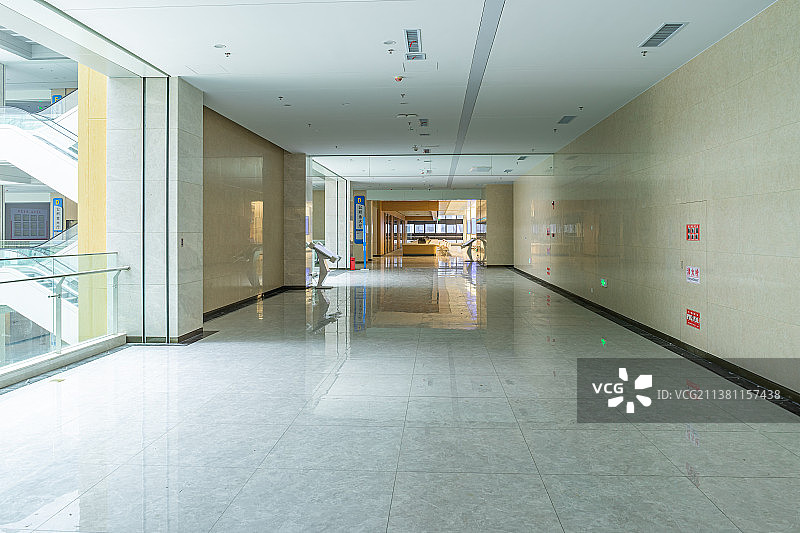 中国写字楼办公室室内环境拍摄主题，白色的墙壁和延伸的走廊，室内无人图像摄影图片素材