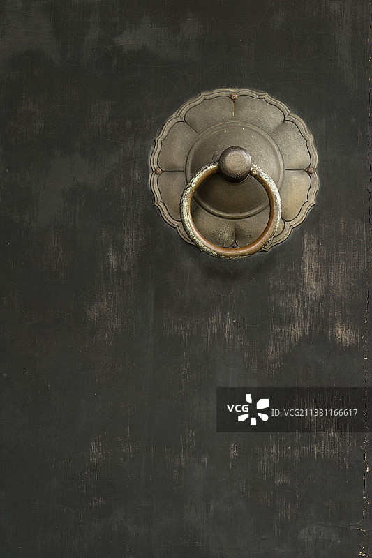旧式木制门上的金属门环图片素材