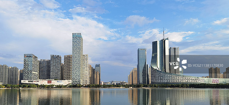 安徽省合肥市政务区天鹅湖畔楼群图片素材