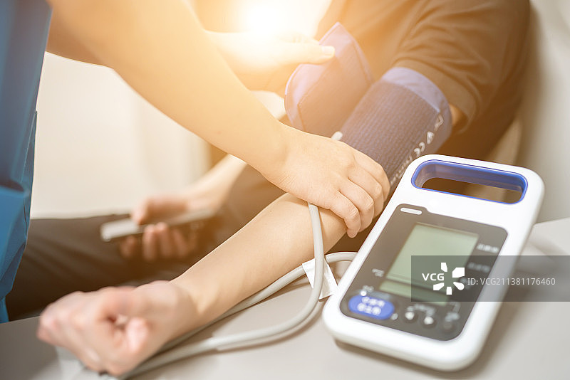 医护人员为病人测量血压图片素材