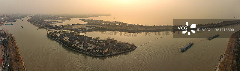 高邮镇镇国寺与京杭大运河交相辉映图片素材