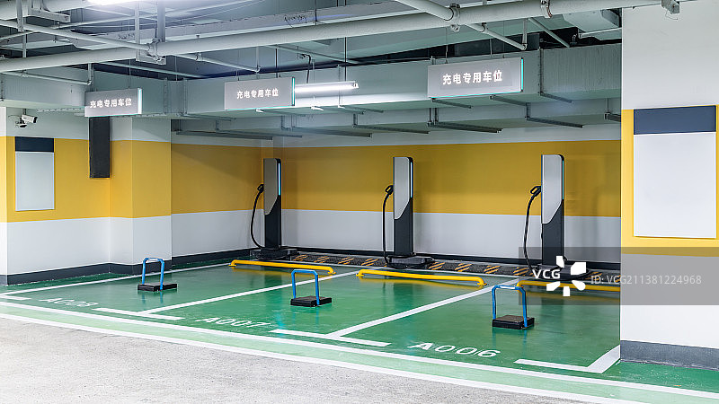 地下停车场新能源汽车充电桩图片素材